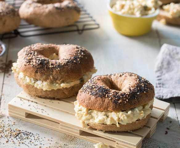 Roscas de espelta y miel con relleno de huevo duro y pepinillos