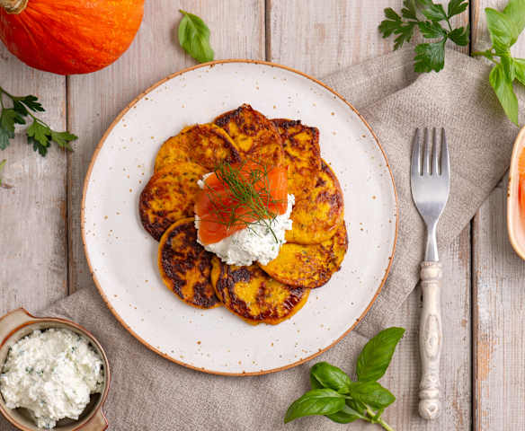 Placki z dyni z twarożkiem ziołowym i łososiem