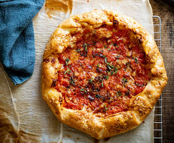 Tarte feuilletée express aux tomates et au parmesan