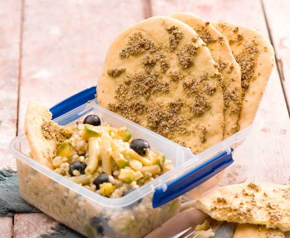 Libańskie chlebki z zatarem i sałatką z kaszy pęczak