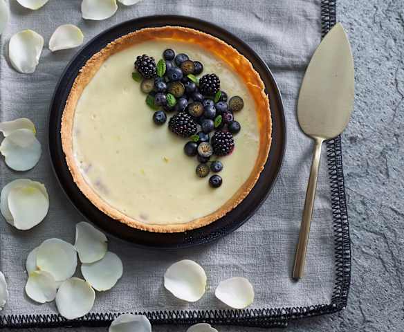Tarte de limão com mirtilos e amoras