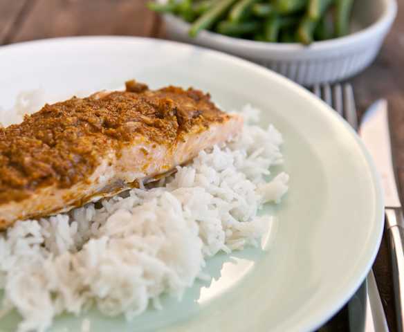 Łosoś tikka z ryżem i fasolką szparagową