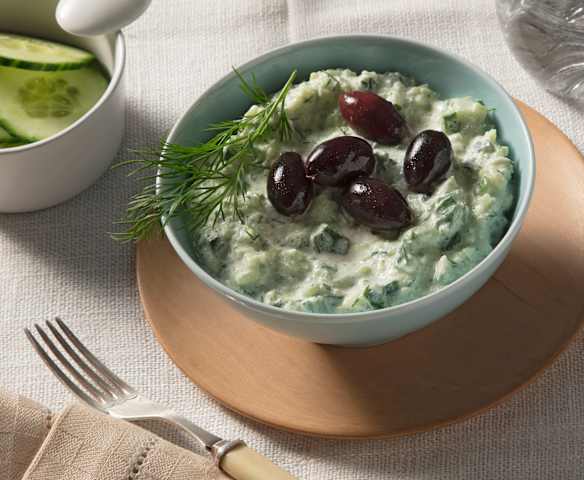 Gurkensalat mit Dill-Rahm-Dressing