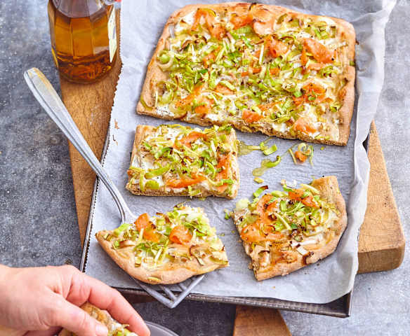 Pizza bianca à la truite fumée, au skyr, au poireau et au citron