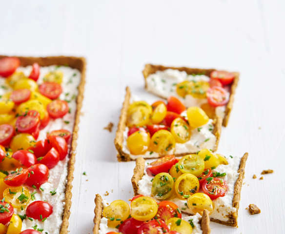 Tarte de três queijos e tomate