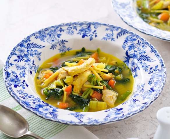 薑黃蔬菜雞湯麵