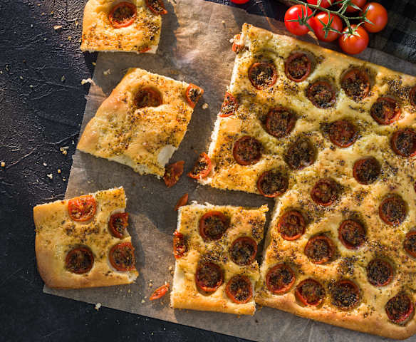 Focaccia de cherrys con hierbas provenzales