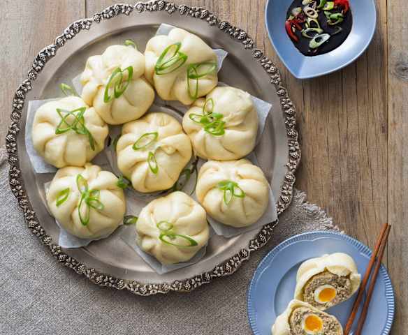 Banh bao (steamed pork buns)