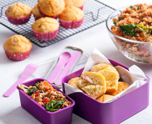 Sałatka z quinoa i muffiny kukurydziane z boczkiem