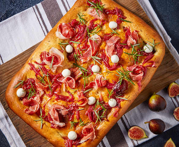 Focaccia con queso de cabra, higos y cebolla caramelizada Focaccia con queso de cabra, higos y cebolla caramelizada