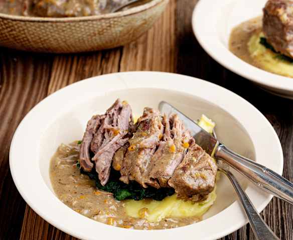 Guancette di manzo sottovuoto con purè e spinaci