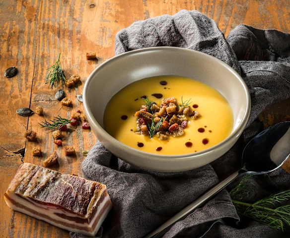 Kürbissuppe mit Speck und Brotwürfeln