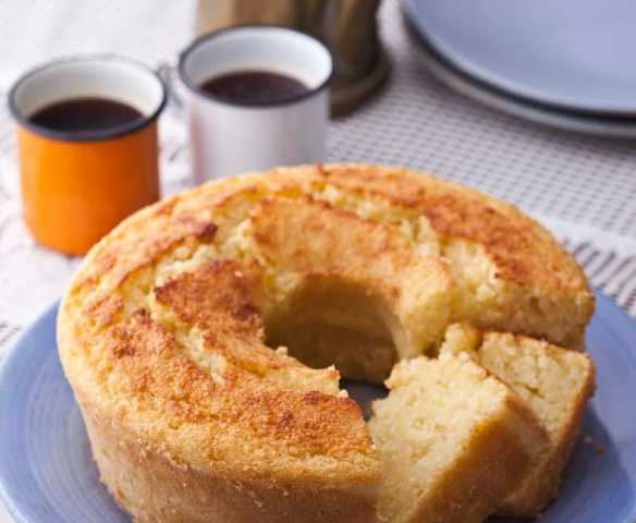 Bolo de mandioca com coco