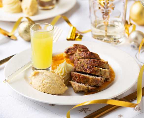 Pilota valenciana con sus purés y caldo de puchero