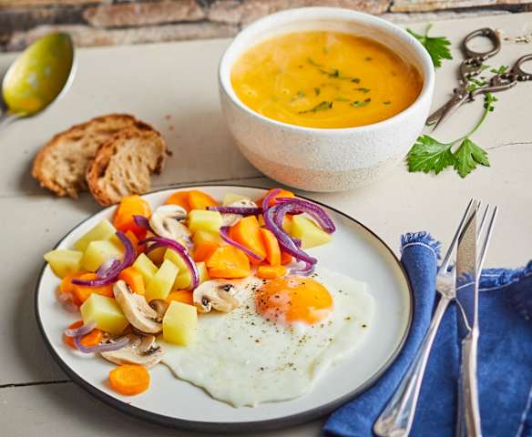 Velouté de courge au curcuma, légumes vapeur et œuf au plat
