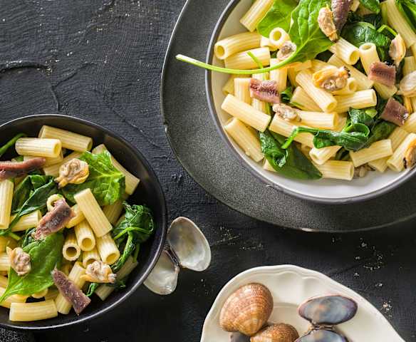 Macarrones con espinacas, almejas y anchoas