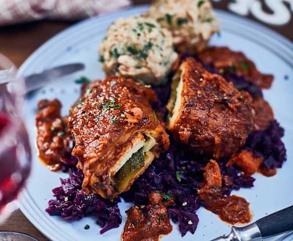 Vegane Rouladen mit Knödeln und Rotkohl