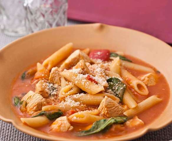 Penne com frango e rúcula