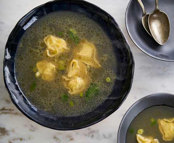 Caldo de galinha com tortellini de camarão