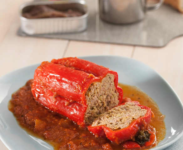 Pimientos rellenos de carne con salsa de tomate al vermut