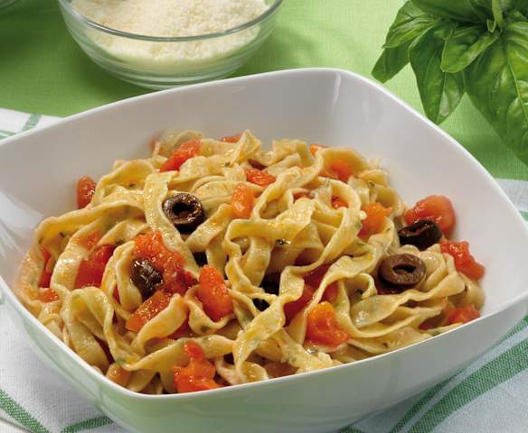 Tagliatelle al basilico al sugo di olive e pomodori Tagliatelle al basilico al sugo di olive e pomodori