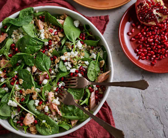Salada de trigo-sarraceno com salmão e romã Salada de trigo-sarraceno com salmão e romã