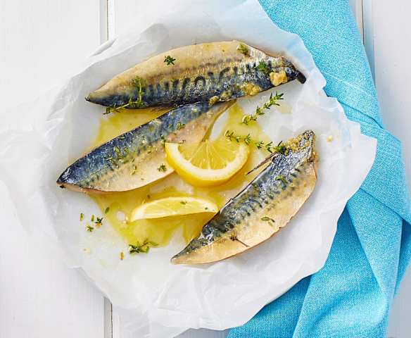 Sgombro al vapore con pesto di capperi e mandorle