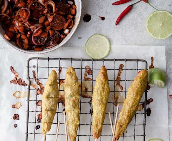 Satay z kurczaka po balijsku z marynowanymi warzywami (TM6, TM7)