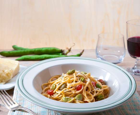 Spaghetti con pecorino e fave