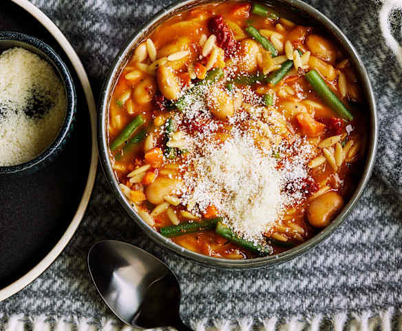 Pesto-Bohnen-Eintopf mit Nudeln