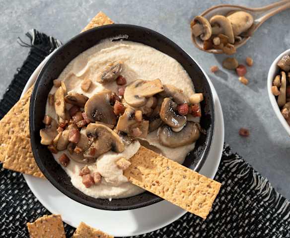 Hummus de coliflor rehogada con champiñones y beicon