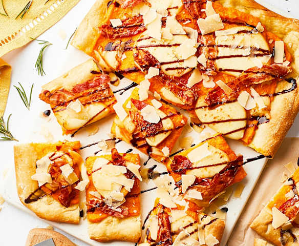 Pizza gialla mit Kürbiscreme, Scamorza und Speck