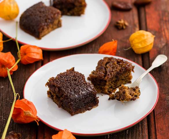 Bolo molhado de nozes e tâmaras