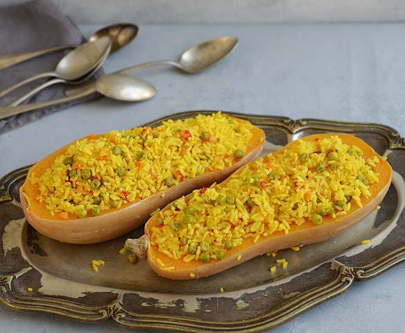 Calabaza rellena con arroz y verduras