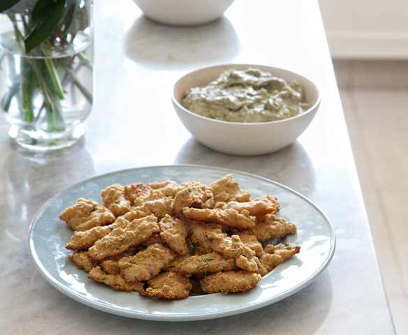 Bastones de merluza con mayonesa de palta