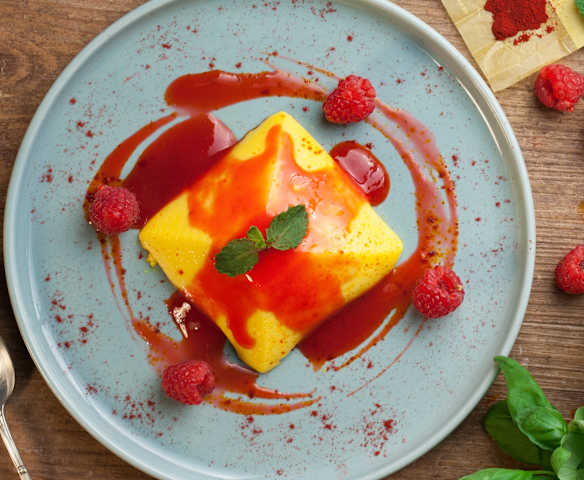 Piramide allo zafferano con coulis ai lamponi e basilico