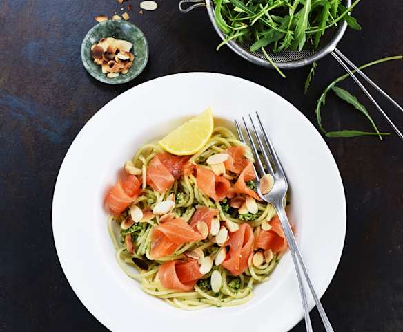 Spaghetti au saumon fumé et pesto de roquette Spaghetti au saumon fumé et pesto de roquette