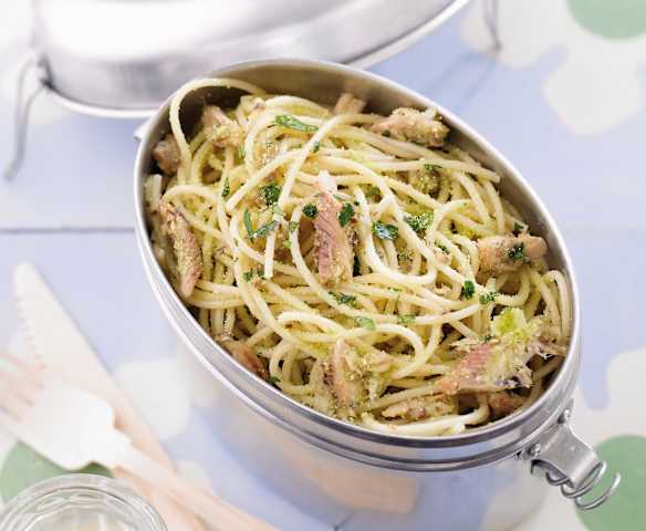 Massa com conserva de sardinha e pão ralado