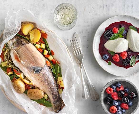 Menü: Kräutersaibling im Gemüsepackerl; Kalte Topfennockerl auf Beerenröster