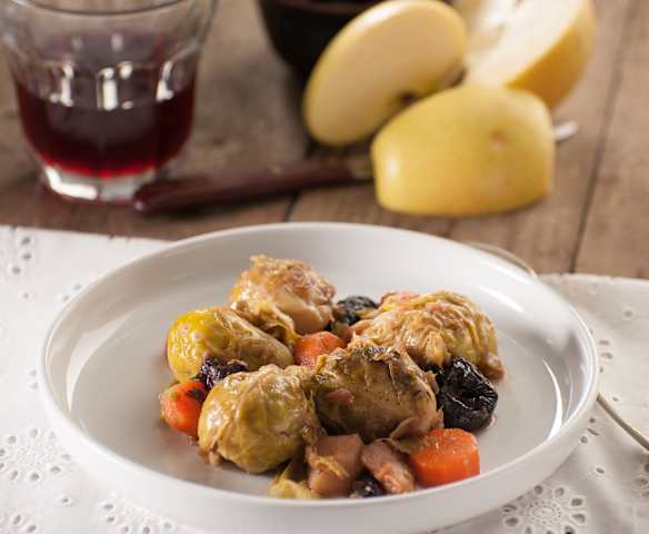 Coles de Bruselas con manzana y ciruelas pasas