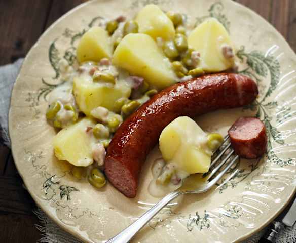 Dicke Bohnen mit Kartoffeln und Mettwurst