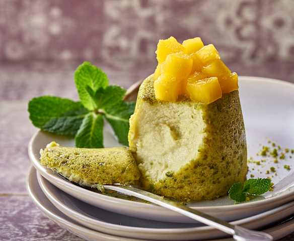 Pistachio cheesecakes with mango Pistachio cheesecakes with mango