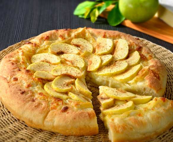 Pizza aux pommes et au brie