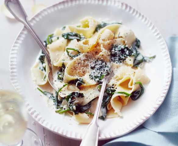 Spinat-Nudeln mit Muskatsahne