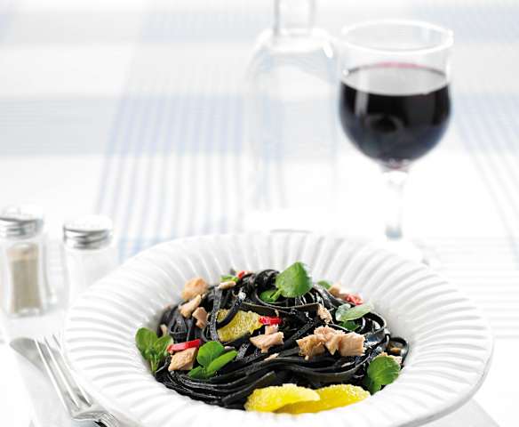 Linguine preto com atum e molho de laranja