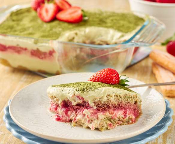 Tiramisú con té matcha y fresas