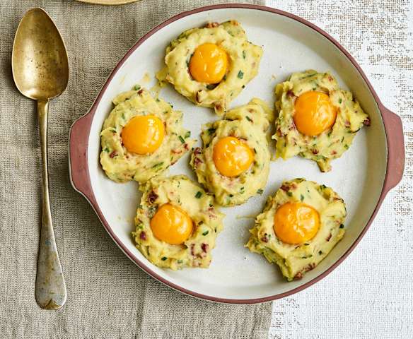 Nuvens de batata com bacon e ovo