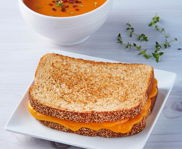 Grilled-cheese sandwich y sopa de jitomate