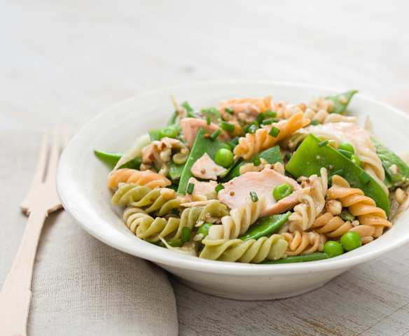 Ensalada de pasta integral con salmón, guisantes y tirabeques