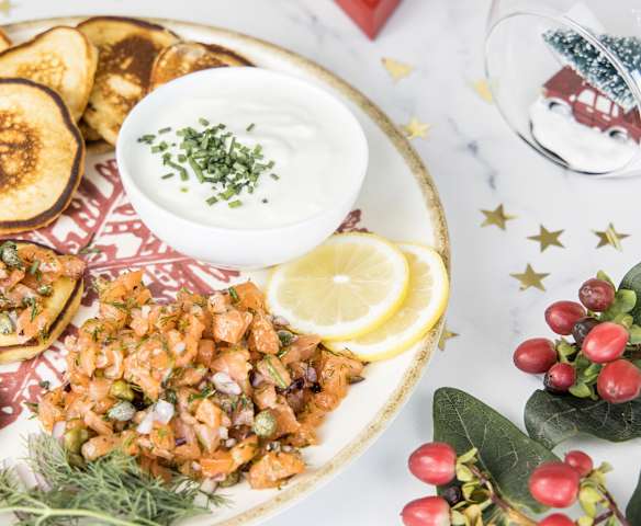 Blinis con tartar de salmón